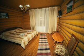 Мини-отель Sadyba Sribne Dzherelo Ilʼnytsya Двухместный номер с 1 кроватью или 2 отдельными кроватями, вид на горы-7